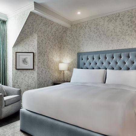 Chateau Vaudreuil Exteriér fotografie A bedroom at the London West Hollywood