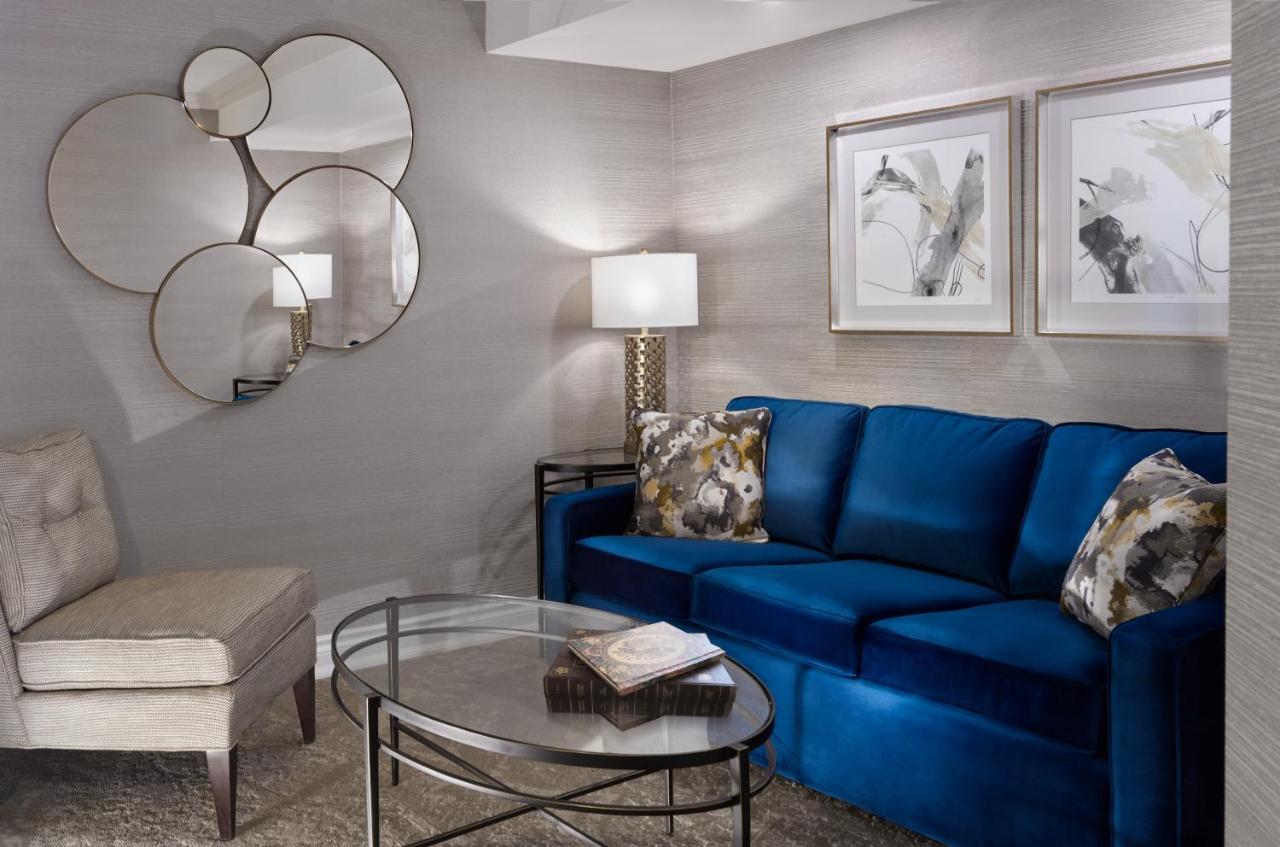 Chateau Vaudreuil Exteriér fotografie A living room with a blue sofa
