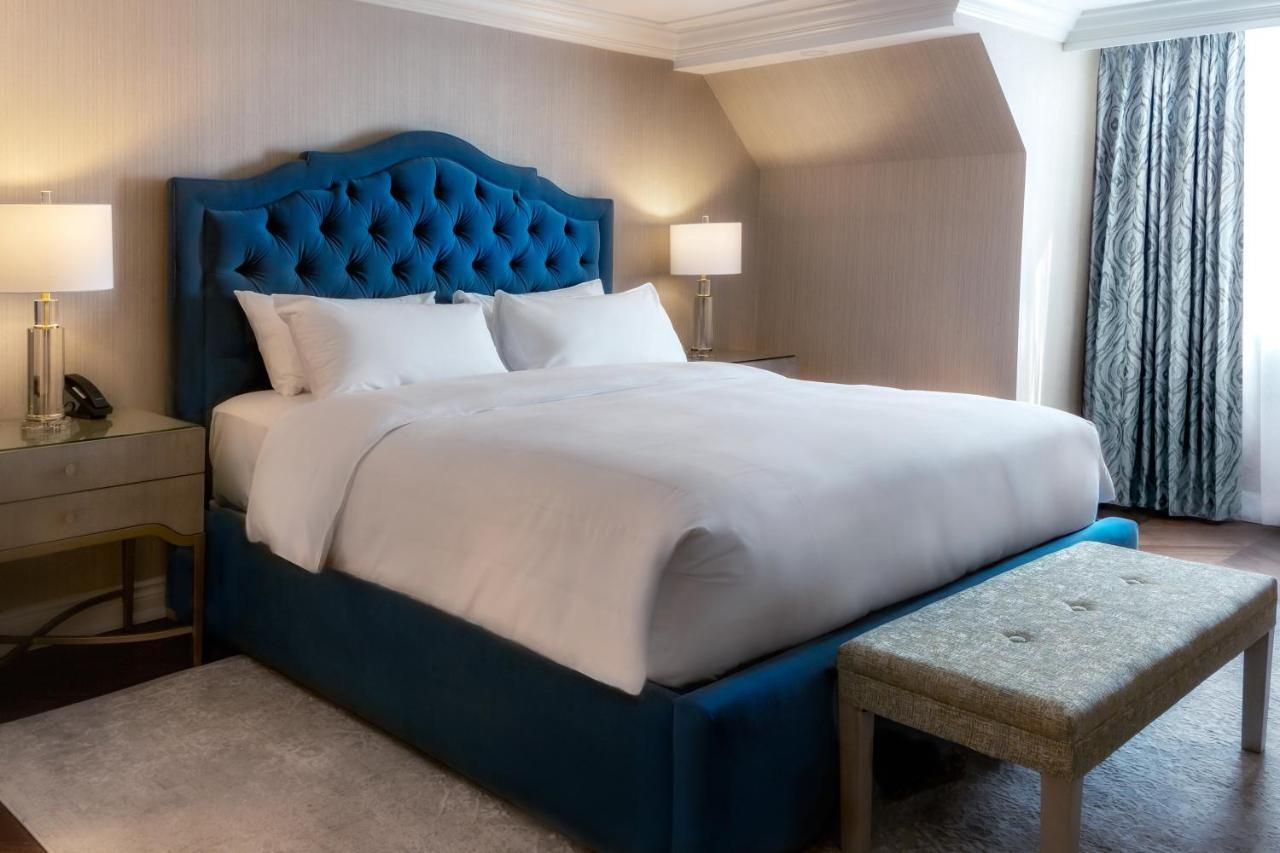 Chateau Vaudreuil Exteriér fotografie A bedroom at the hotel