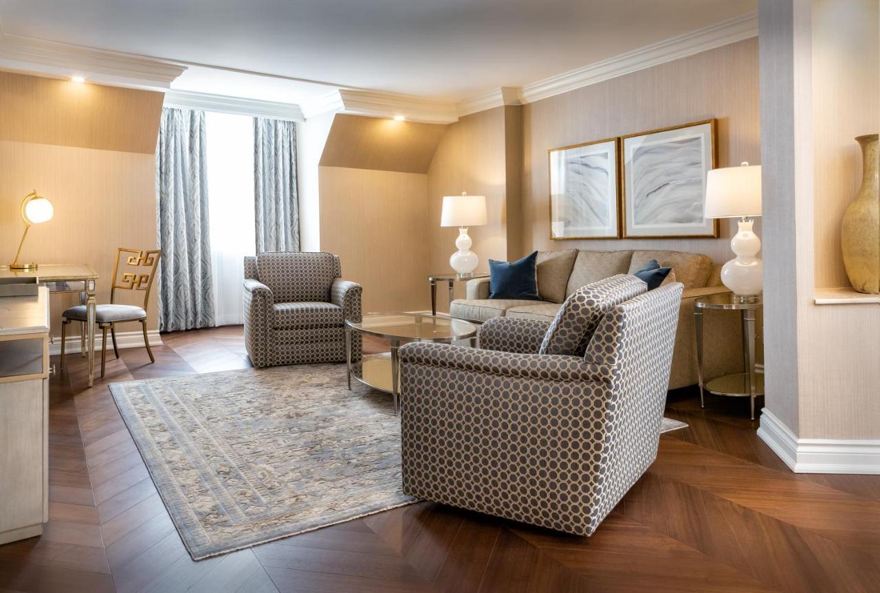 Chateau Vaudreuil Exteriér fotografie A living room at the Ritz-Carlton, Boston