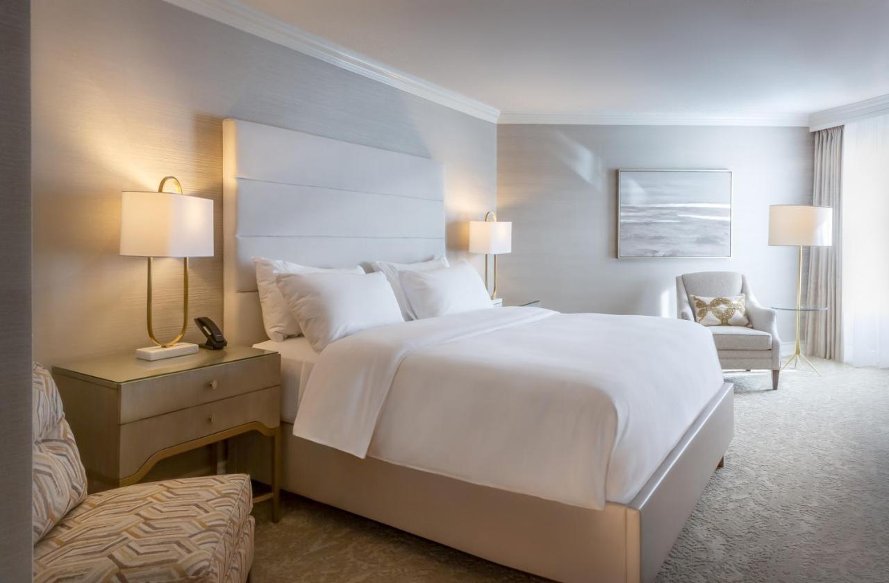 Chateau Vaudreuil Exteriér fotografie A guest room at The Westin Boston Seaport District
