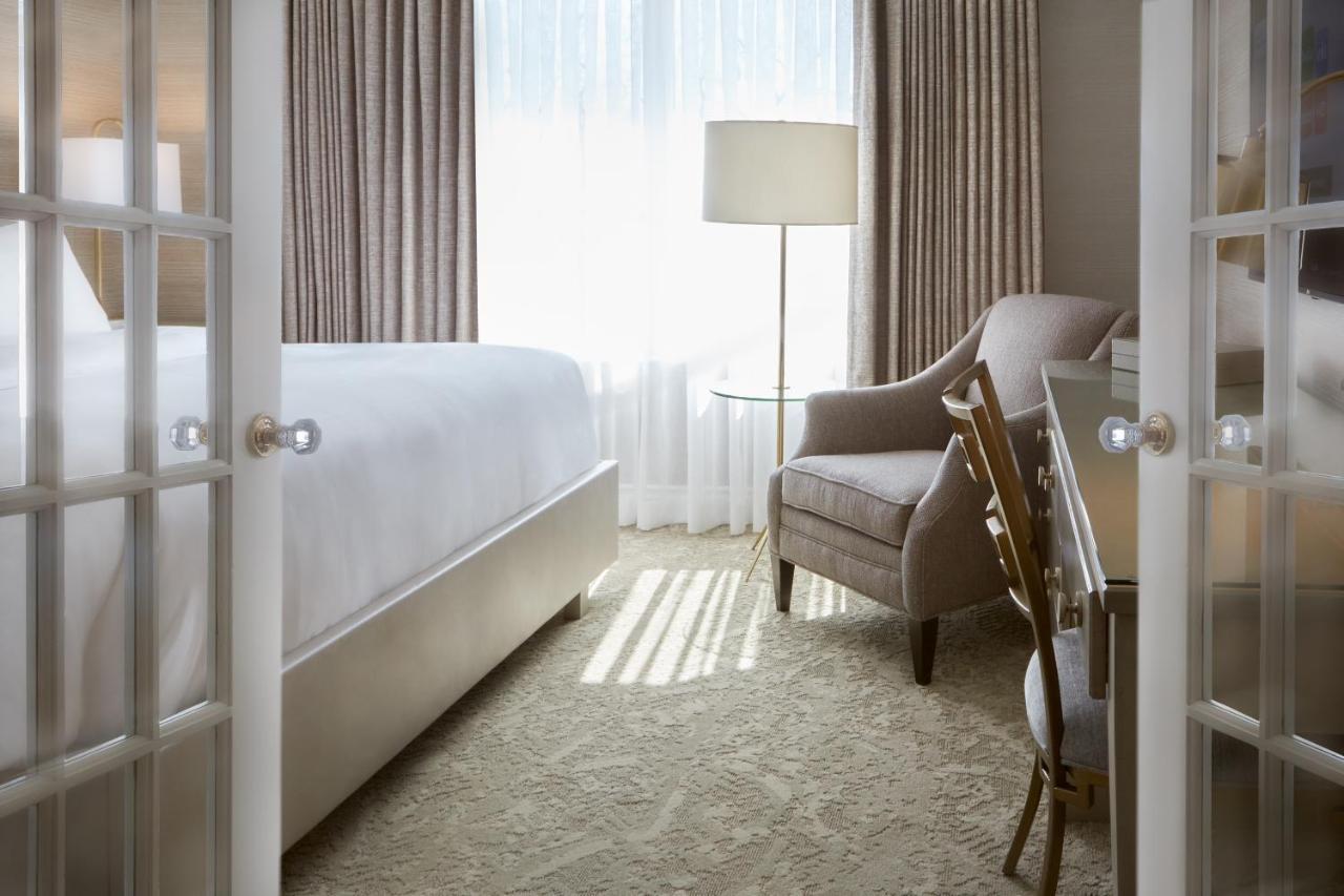 Chateau Vaudreuil Exteriér fotografie A guest room at the Hotel Commonwealth