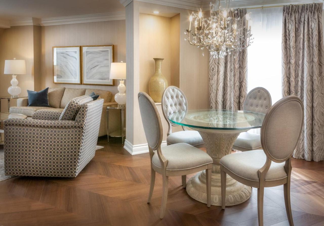 Chateau Vaudreuil Exteriér fotografie A living room at The Ritz-Carlton, Chicago