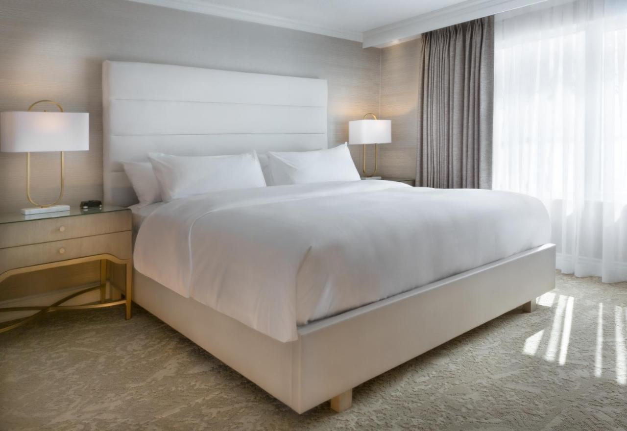 Chateau Vaudreuil Exteriér fotografie A bed