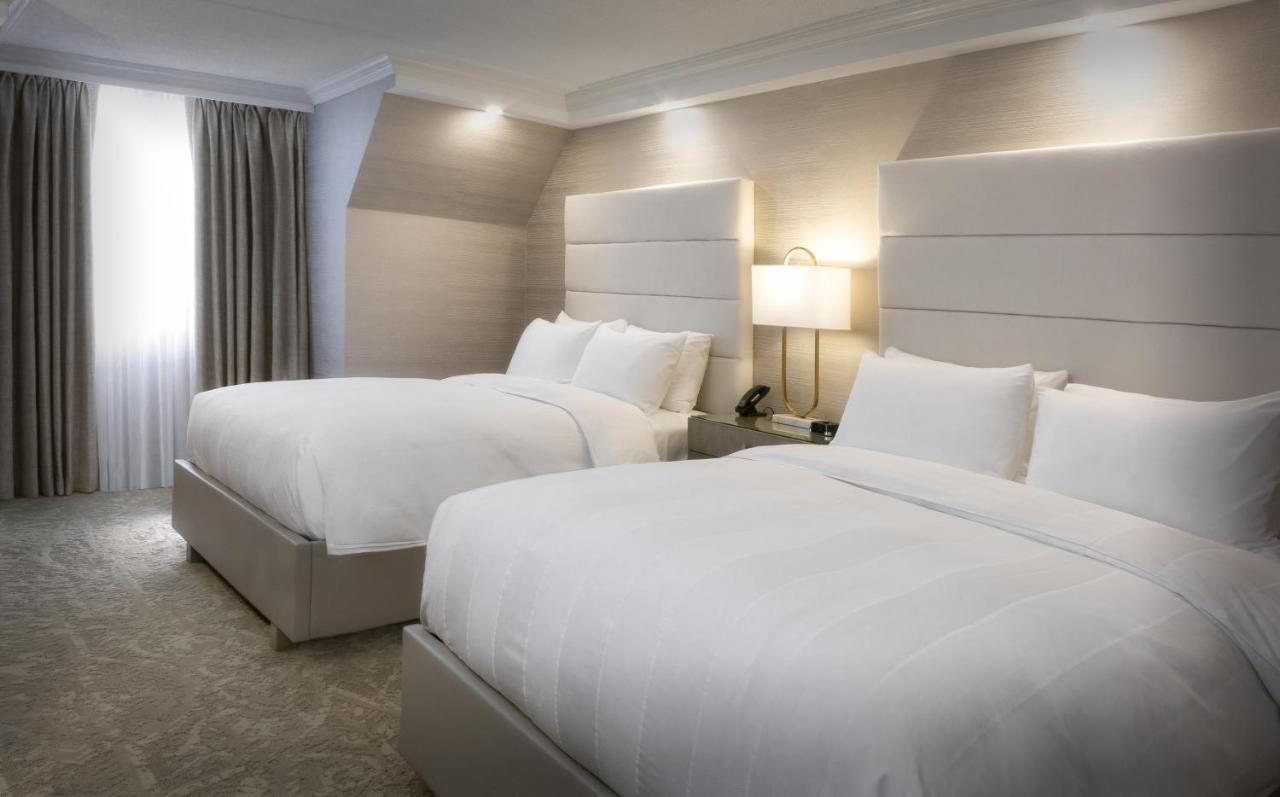 Chateau Vaudreuil Exteriér fotografie A guest room at the Hotel Commonwealth