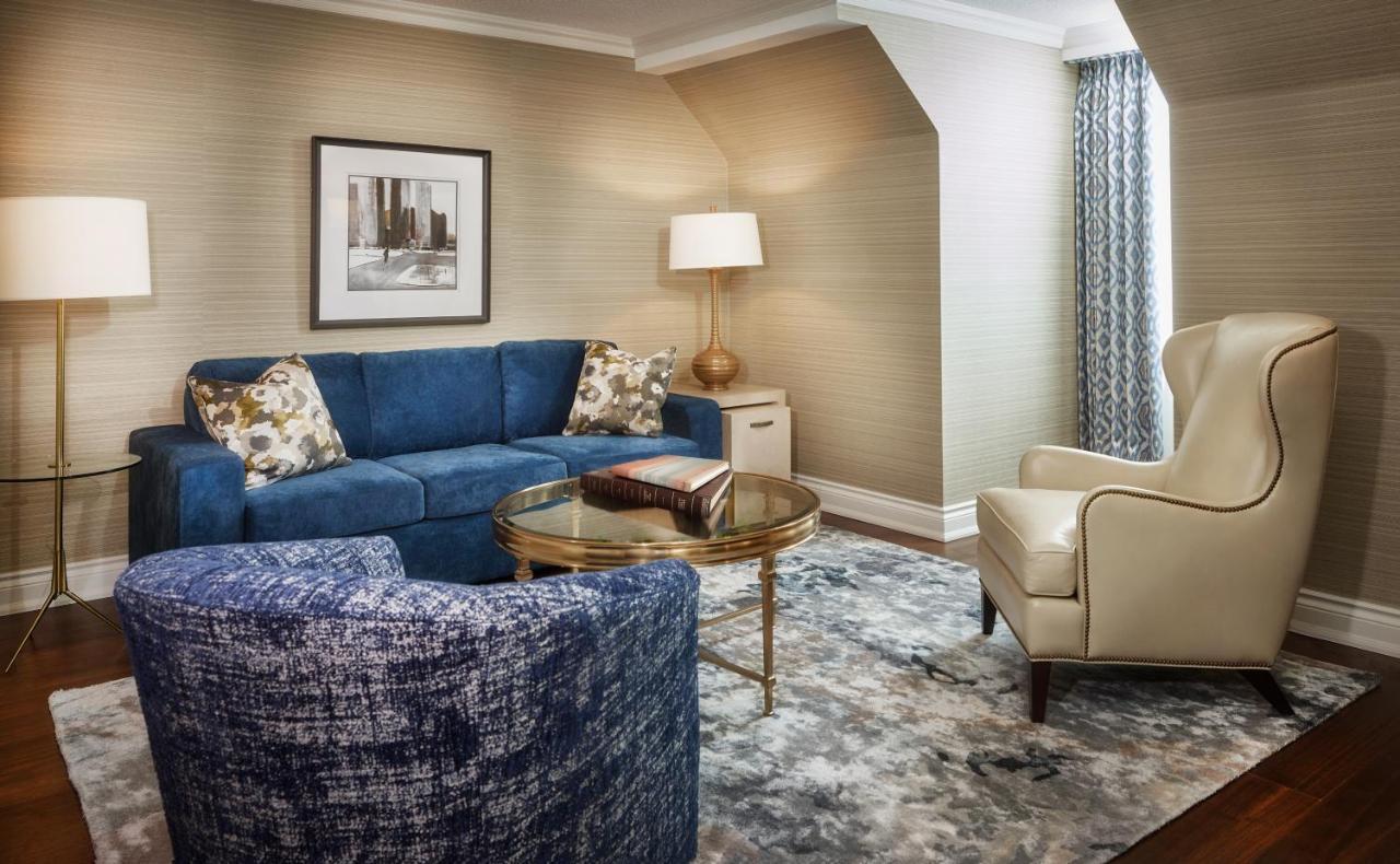 Chateau Vaudreuil Exteriér fotografie A living room at the Ritz-Carlton, Boston