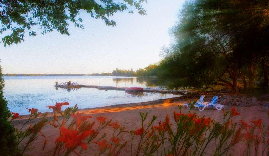 Chateau Vaudreuil Exteriér fotografie Sunset at Lake Nokomis