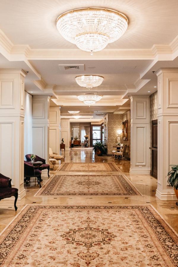 Chateau Vaudreuil Exteriér fotografie The lobby of the hotel