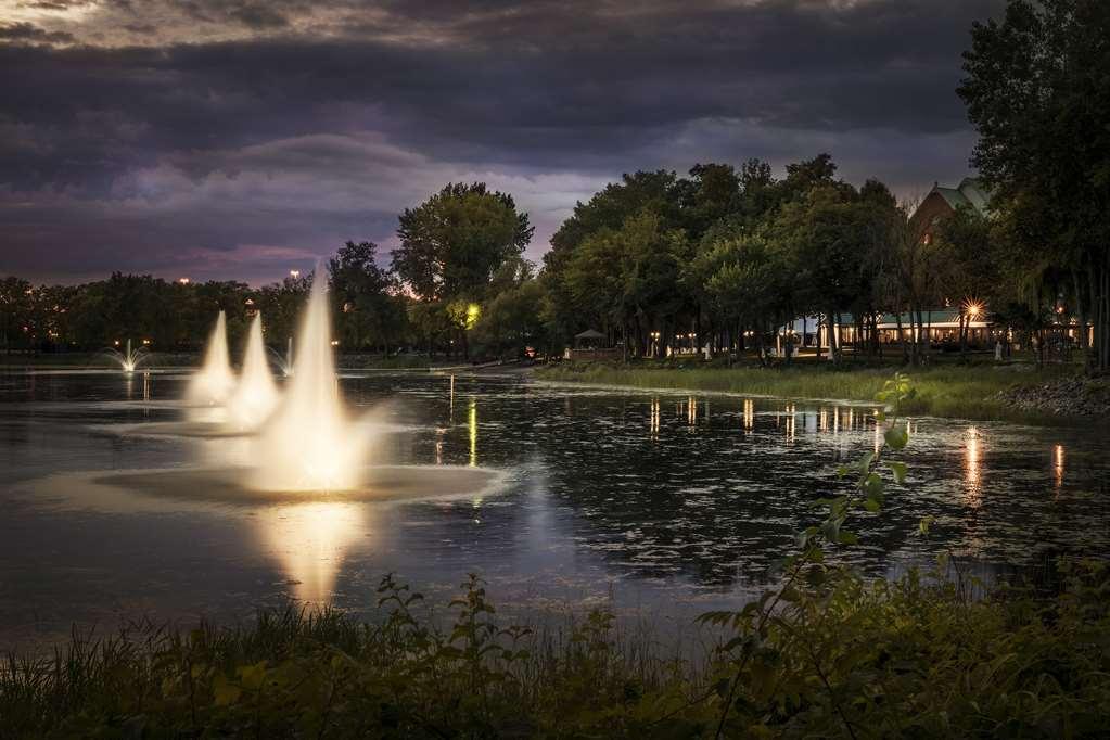 Chateau Vaudreuil Exteriér fotografie Fountains at Lake Mirror