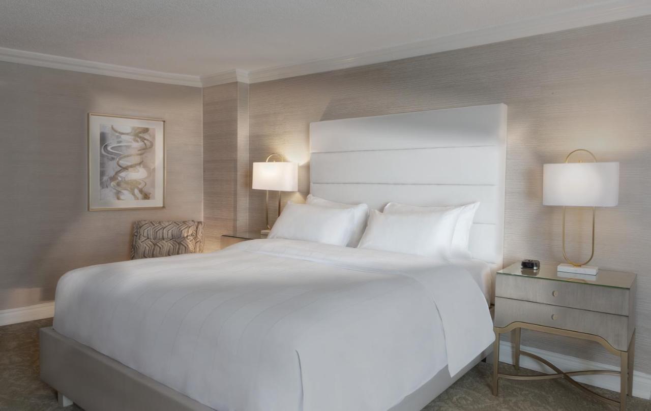 Chateau Vaudreuil Exteriér fotografie A bedroom at The Ritz-Carlton, Boston