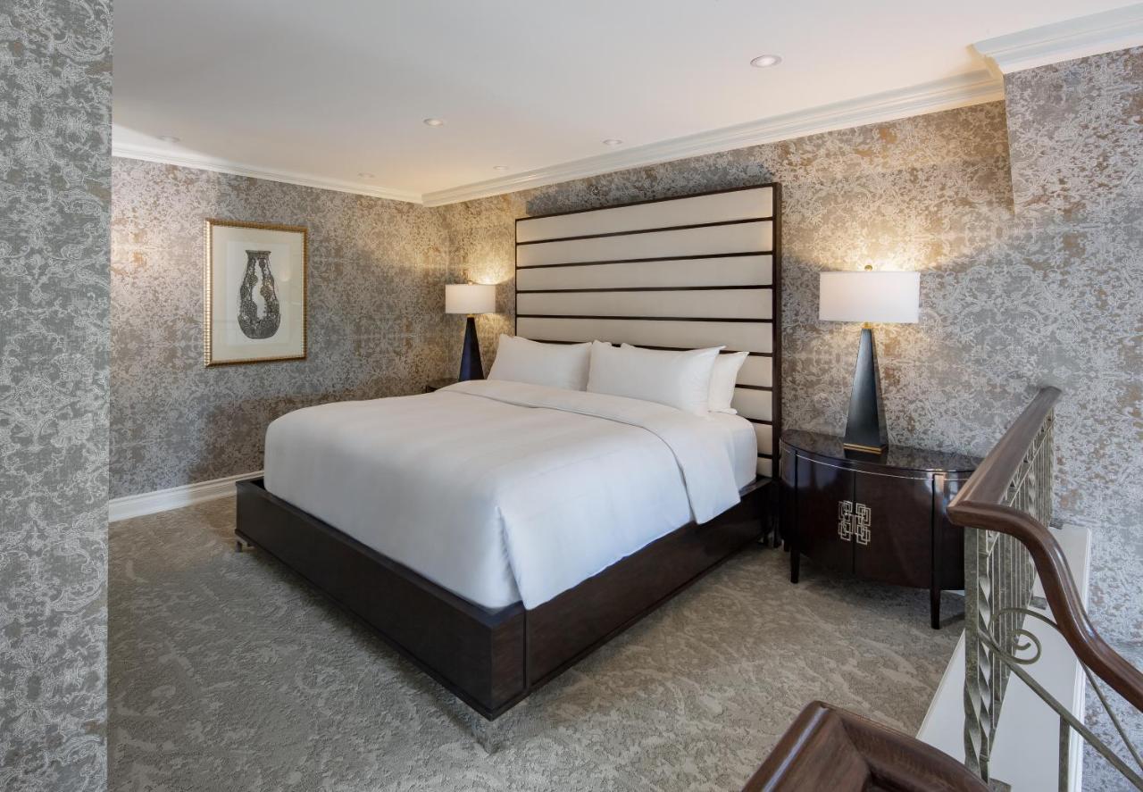 Chateau Vaudreuil Exteriér fotografie A bedroom at the Four Seasons Hotel