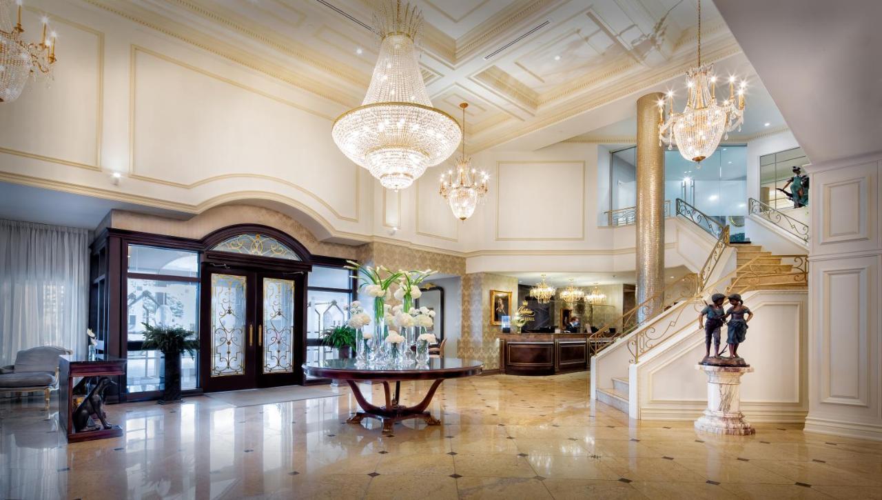 Chateau Vaudreuil Exteriér fotografie The lobby of the Four Seasons Hotel