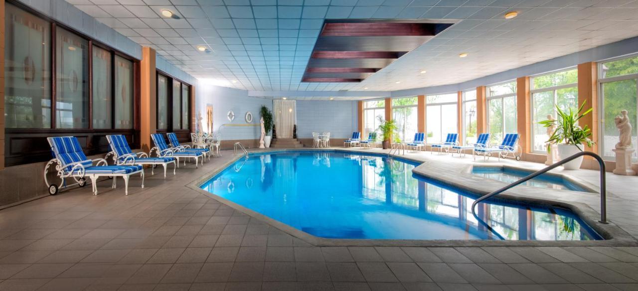 Chateau Vaudreuil Exteriér fotografie The swimming pool at the hotel