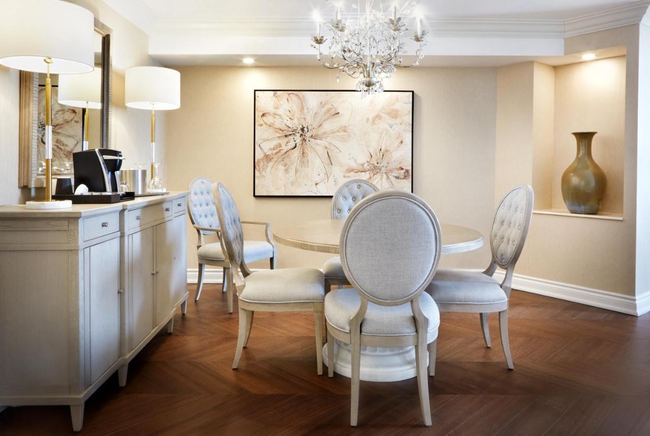 Chateau Vaudreuil Exteriér fotografie A dining room at The Ritz-Carlton, Boston