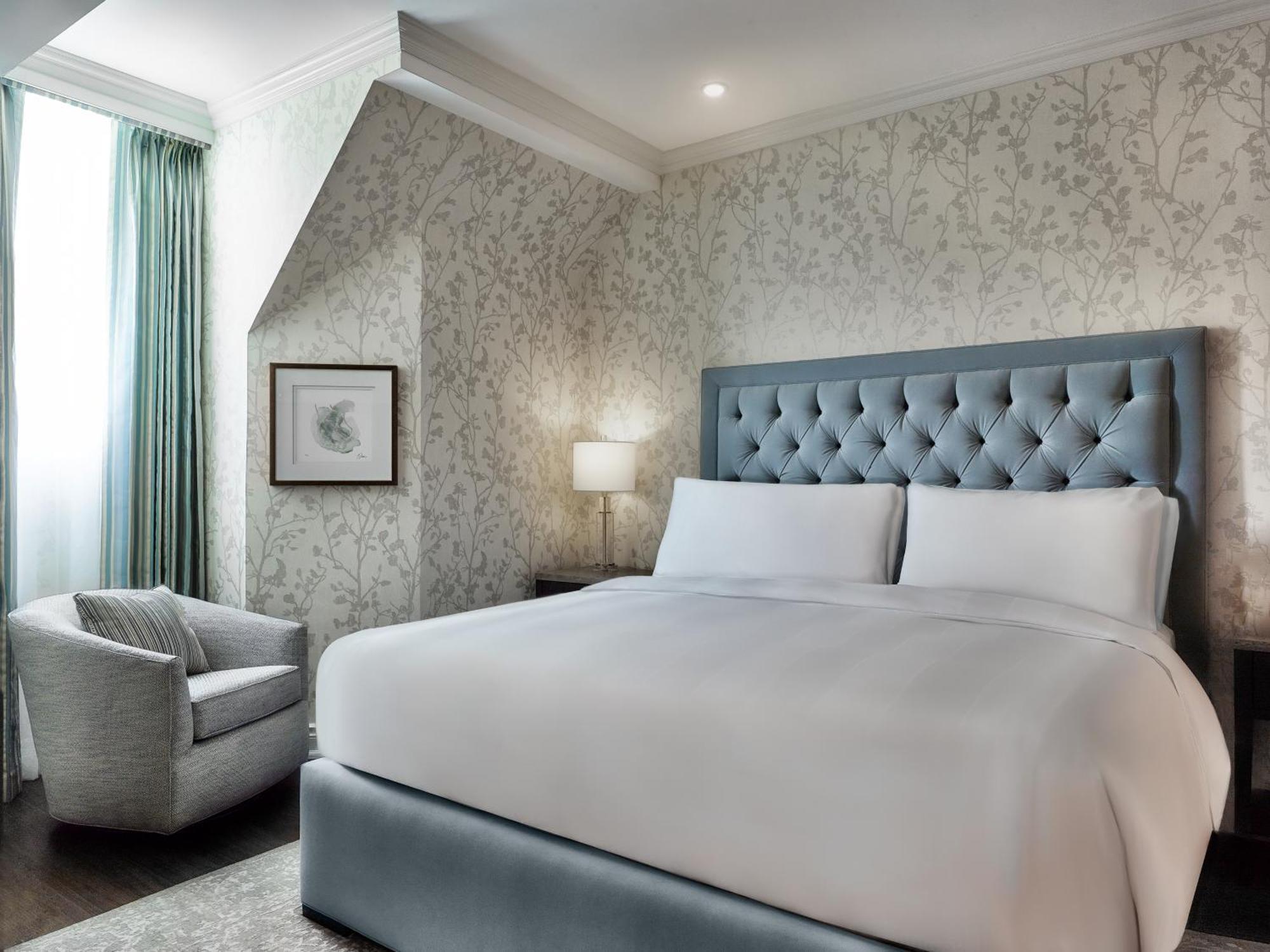 Chateau Vaudreuil Exteriér fotografie A bedroom at the London West Hollywood