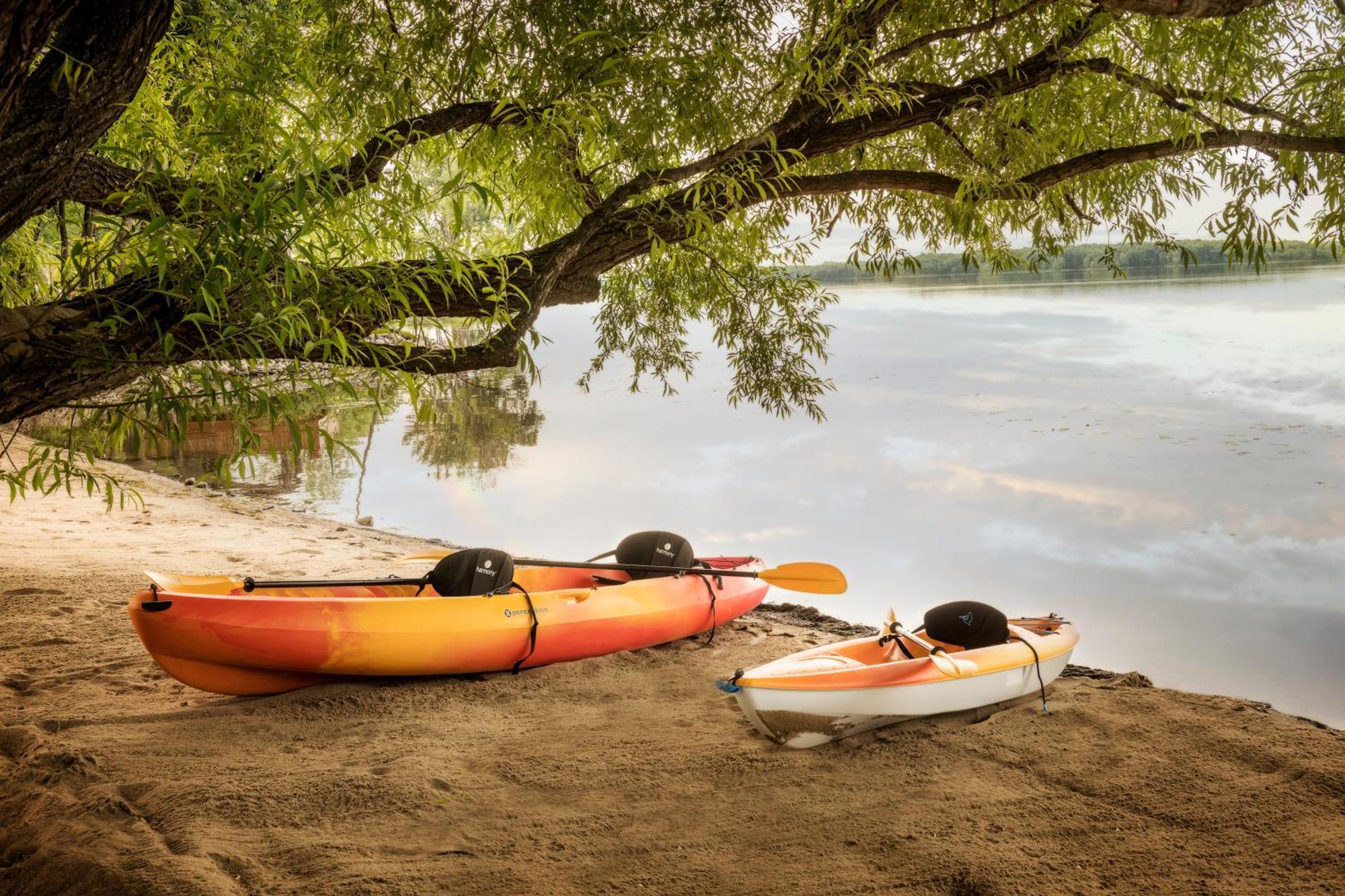 Chateau Vaudreuil Exteriér fotografie Kayaks on the shore of Lake Waconia