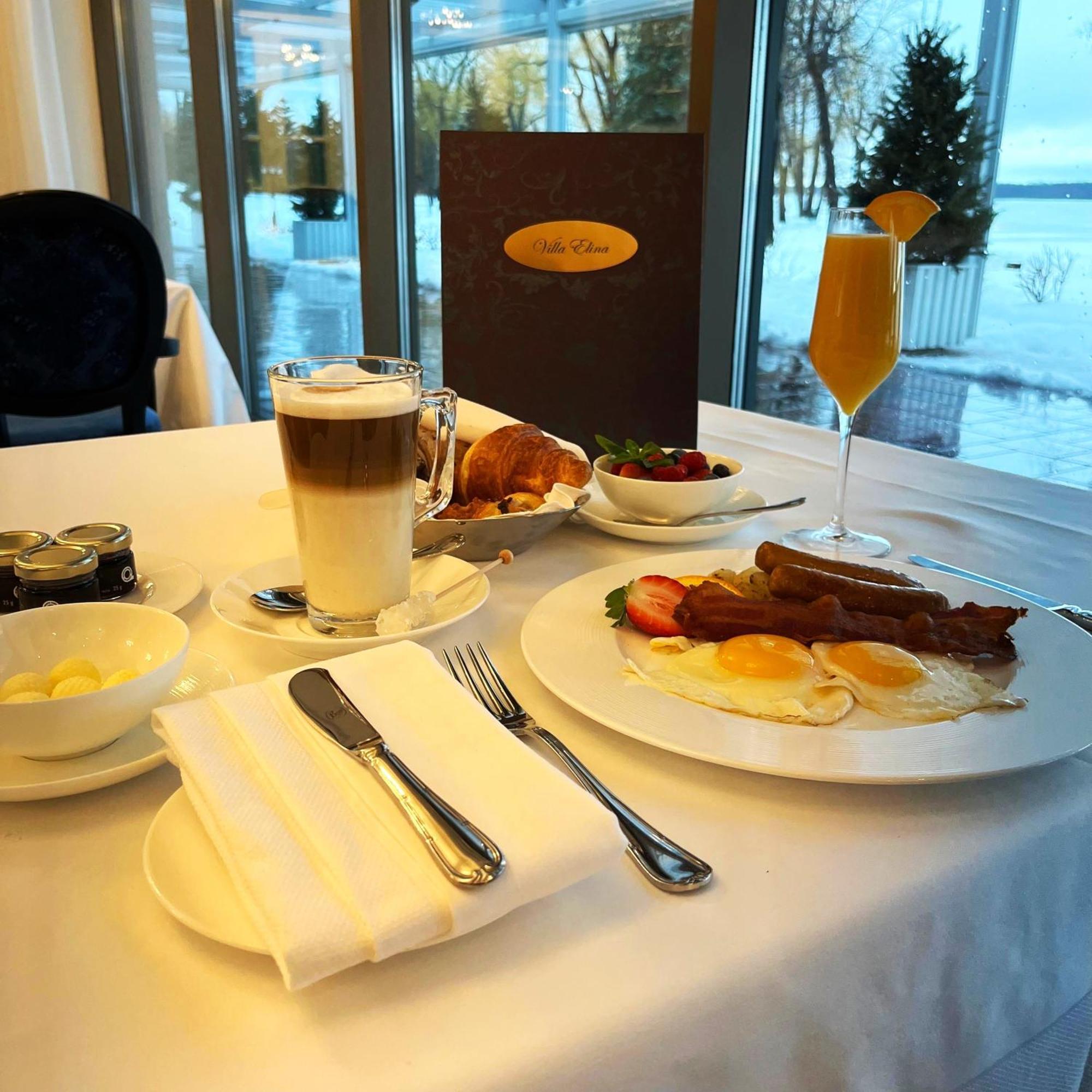 Chateau Vaudreuil Exteriér fotografie A typical breakfast