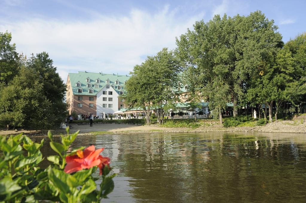 Chateau Vaudreuil Exteriér fotografie The lake in the centre of the town