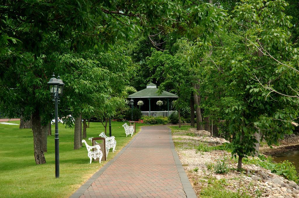 Chateau Vaudreuil Exteriér fotografie The gazebo at the park