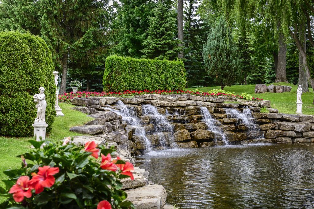 Chateau Vaudreuil Exteriér fotografie The waterfall at the entrance of the gardens