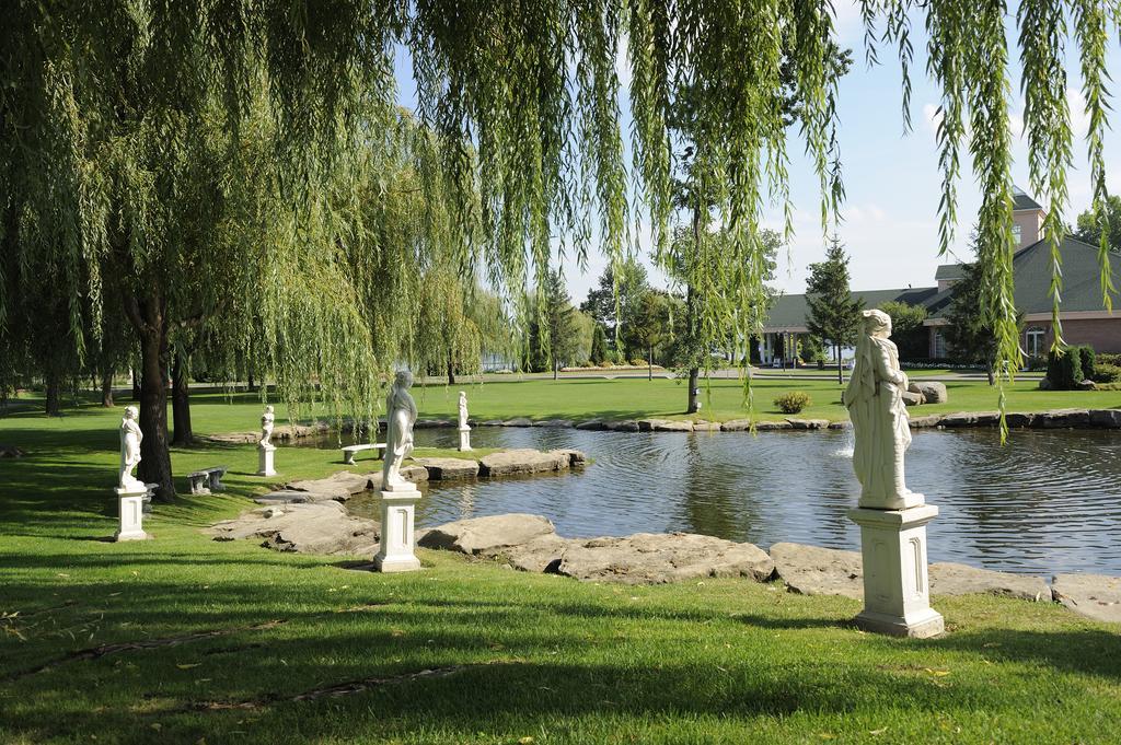 Chateau Vaudreuil Exteriér fotografie The sculpture park